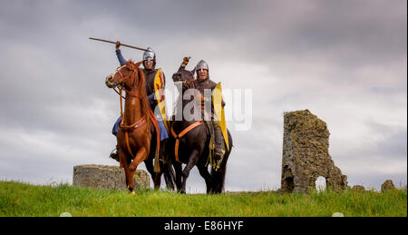 Pevensey Castle, East Sussex, UK. 1. Oktober 2014. Norman Cavalry Pfadfinder Aufrechnung von Pevensey Castle in East Sussex vor English Heritage Schlacht von Hastings Re-Inszenierung, die Battle Abbey am 11. und 12. Oktober zurückgibt. Die Fahrer werden etwa 17 Meilen über zwei Tage aus dem Bereich Reisen wo die Invasionsarmee Norman am Ende September 1066, auf dem Schlachtfeld landete.  Sie tragen werden authentische Rüstungen und Waffen, darunter genietet Maille Kettenhemden, Schwerter, Schilde und Lanzen und auf 11. Jahrhundert Stil Sättel montiert. Bildnachweis: Jim Holden/Alamy Live N Stockfoto