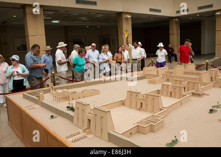 Ägypten, Luxor, Karnak Tempel Visitor Centre, Touristen auf Swan Hellenic cruise geführte Schiffstour Tempel Komplex Modell betrachten Stockfoto