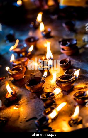 Brennende Kerzen im indischen Tempel. Das Lichterfest Diwali. Stockfoto