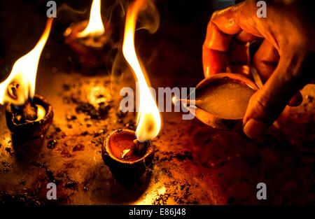 Brennende Kerzen im indischen Tempel. Das Lichterfest Diwali. Stockfoto