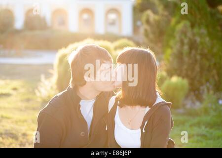 glücklich lächelnde paar gegen Sonne lite Stockfoto