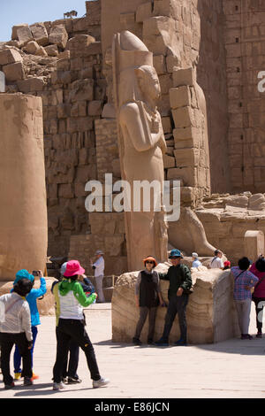 Ägypten, Luxor, Karnak-Tempel, Touristen fotografieren Souvenir in Great Court Stockfoto