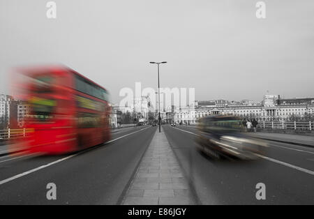 London Red Bus und ein Black Cab auf einer Straße in London durch Bewegung unscharf Stockfoto