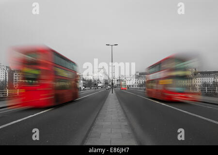 London rot Busse auf einer Straße in London durch Bewegung unscharf Stockfoto