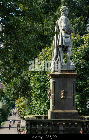 Alan Ramsay Statue und Princes Street Gardens, Edinburgh, Schottland Stockfoto