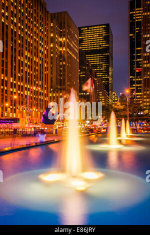 Beleuchteten Brunnen auf der Avenue of the Americas in Midtown Manhattan, New York City - USA. Stockfoto