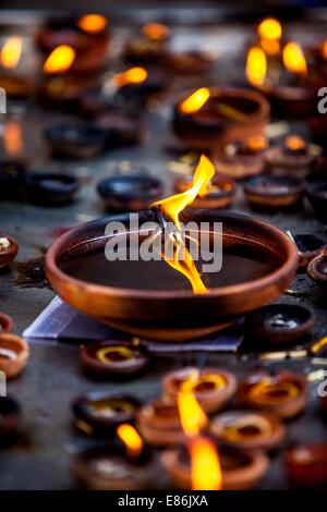 Brennende Kerzen im indischen Tempel. Das Lichterfest Diwali. Stockfoto