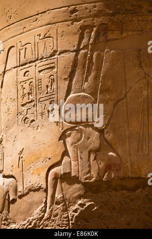 Ägypten, Luxor, Karnak-Tempel, Flachrelief der Gottheit Horus, mit Kopf des Falken Stockfoto