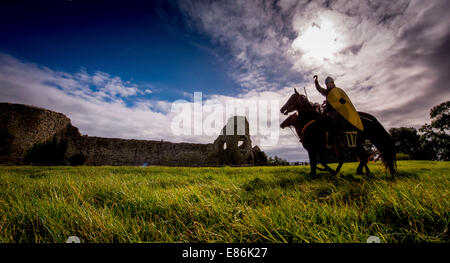 Pevensey Castle, East Sussex, UK. 1. Oktober 2014. Norman Cavalry Pfadfinder Aufrechnung von Pevensey Castle in East Sussex vor English Heritage Schlacht von Hastings Re-Inszenierung, die Battle Abbey am 11. und 12. Oktober zurückgibt. Die Fahrer werden etwa 17 Meilen über zwei Tage aus dem Bereich Reisen wo die Invasionsarmee Norman am Ende September 1066, auf dem Schlachtfeld landete.  Sie tragen werden authentische Rüstungen und Waffen, darunter genietet Maille Kettenhemden, Schwerter, Schilde und Lanzen und auf 11. Jahrhundert Stil Sättel montiert. Bildnachweis: Jim Holden/Alamy Live N Stockfoto