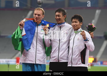Incheon, Südkorea. 1. Oktober 2014. Goldmedaillengewinner Ushiro Keisuke (C) von Japan, Silbermedaillengewinner Andreev Leonid (L) von Usbekistan und Bronzemedaillengewinner Nakamura Akihiko in Japan stellen auf dem Podium bei der Verleihung der Männer Zehnkampf Spiel der Leichtathletik bei den 17. Asian Games in Incheon, Südkorea, 1. Oktober 2014. Bildnachweis: Gong Lei/Xinhua/Alamy Live-Nachrichten Stockfoto