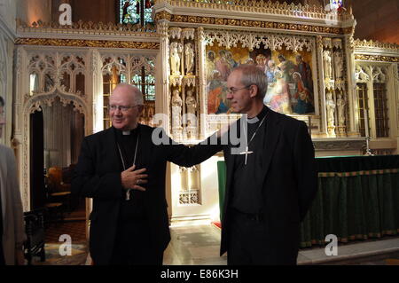 Armagh, Irland. 1. Oktober 2014. Erzbischof Justin Welby, Recht, Erzbischof von Canterbury und Leiter der weltweiten Anglikanischen Kirchengemeinschaft ist willkommen, St. Patricks Kathedrale von Erzbischof Richard Clarke, Primas von Irland und Leiter der Church of Ireland, zu Beginn der Erzbischof Welby historischen erster Besuch in Irland. Erzbischof von Canterbury Besuch in Irland St. Patricks Kathedrale, Armagh. Bildnachweis: LiamMcArdle/Alamy Live-Nachrichten Stockfoto