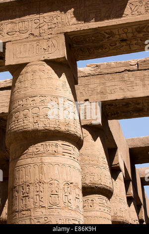 Ägypten, Luxor, Karnak-Tempel, große Säulenhalle, Hieroglyphen auf Säule Stockfoto