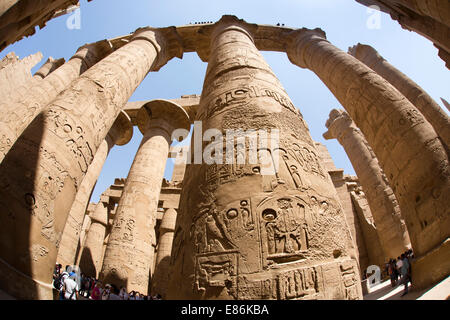 Ägypten, Luxor, Karnak-Tempel, Säulen der großen Säulenhalle, Fisch Auge Weitwinkel Verzerrung Stockfoto