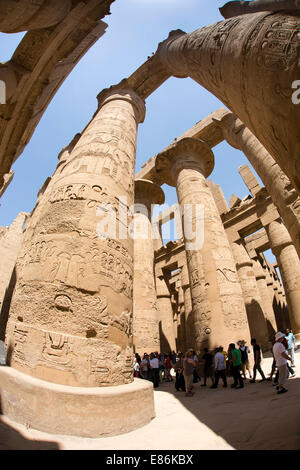 Ägypten, Luxor, Karnak-Tempel, Säulen der großen Säulenhalle, Fisch Auge Weitwinkel Verzerrung Stockfoto