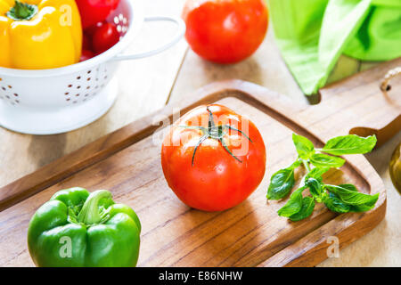 Tomaten, Basilikum und bunte Paprika als Zutat zum Kochen Stockfoto