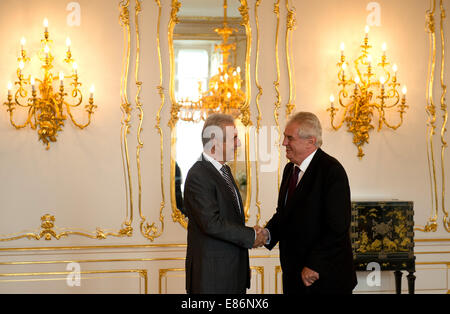 Prag, Tschechische Republik. 1. Oktober 2014. Sachsens Ministerpräsident Stanislaw Tillich (L - CDU) als Präsident der Tschechischen Republik Milos Zeman treffen in einem Schloss in Prag, Tschechische Republik, 1. Oktober 2014. Das Treffen soll den Meinungsaustausch zu fördern und das gute Verhältnis zu dem Nachbarland zu erweitern. Foto: ARNO BURGI/DPA/Alamy Live-Nachrichten Stockfoto