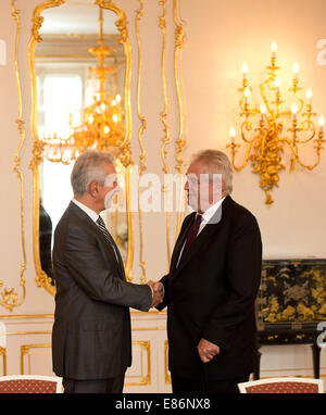 Prag, Tschechische Republik. 1. Oktober 2014. Sachsens Ministerpräsident Stanislaw Tillich (L - CDU) als Präsident der Tschechischen Republik Milos Zeman treffen in einem Schloss in Prag, Tschechische Republik, 1. Oktober 2014. Das Treffen soll den Meinungsaustausch zu fördern und das gute Verhältnis zu dem Nachbarland zu erweitern. Foto: ARNO BURGI/DPA/Alamy Live-Nachrichten Stockfoto