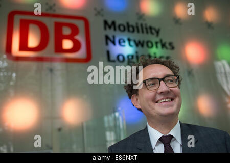 Berlin, Deutschland. 25. Sep, 2014. Tilman Makatsch, als der "Kartell Jäger" Jurist angestellt bei der Deutschen Bahn stellt außerhalb der DB-Zentrale in Berlin, Deutschland, 25. September 2014. Seine Abteilung CRK4 jagt für Schäden, die vom Kartell Ringe überall dort, wo die Deutsche Bahn durch Kartelle gemolken worden ist. Foto: MAURIZIO GAMBARINI/Dpa/Alamy Live News Stockfoto