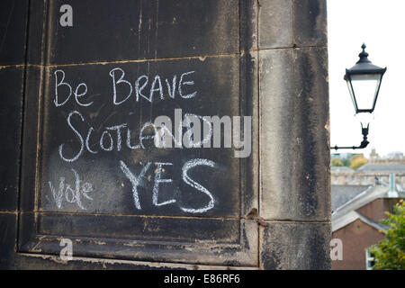 Schottisches Referendum. Ja angekreidet Kampagne Graffiti an der Wand in der Altstadt, Edinburgh Stockfoto