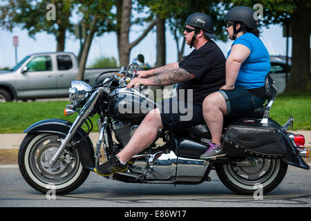 Ein Motorradfahrer fährt eine Harley Davidson entlang der Strandpromenade in Plymouth, Massachusetts - USA. Stockfoto