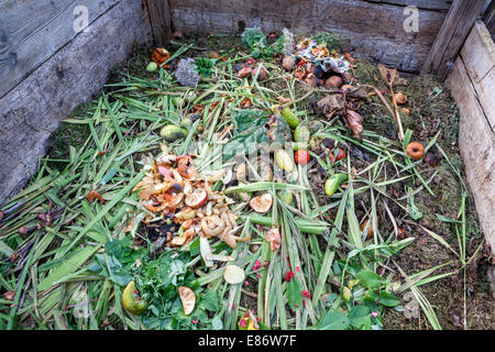 Gartenkompostbehälter, Komposthaufen, Kompostiergemüse und andere Küchenabfälle Stockfoto