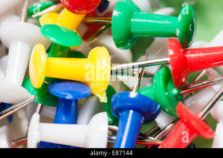 Closeup Aufnahme von Mischfarben Büro Heftzwecken, werden als Hintergrund verwendet Stockfoto