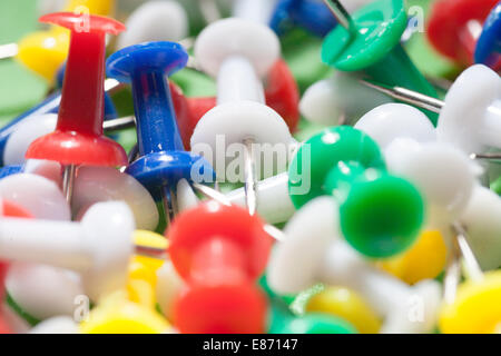 Closeup Aufnahme von Mischfarben Büro Heftzwecken, werden als Hintergrund, Winkel Ansicht verwendet Stockfoto