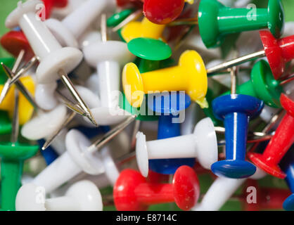 Closeup Aufnahme von Mischfarben Büro Heftzwecken, werden als Hintergrund verwendet Stockfoto