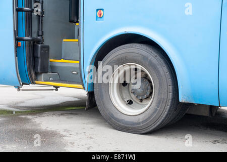 Bus-Schritte und Rad Teil erschossen Stockfoto