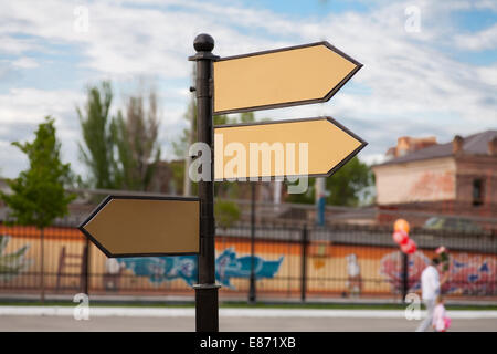 Drei leere Zeiger auf einer Säule Stockfoto