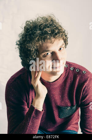 Eingefärbte Curly weißer Mann im studio Stockfoto