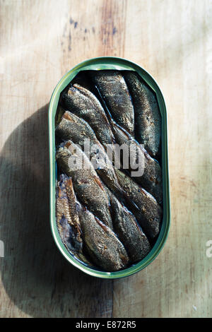 Geräucherte Sprotten in einem Glas auf Ihrem Schreibtisch Stockfoto