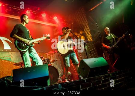 Band spielt auf der Bühne, Rockmusik Stockfoto