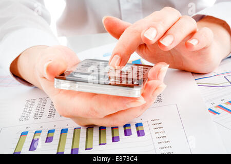 Smartphone (Phablet) mit einem transparenten Display in Menschenhand. Tatsächliche zukünftige innovative Konzeptideen und besten Technologien Menschlichkeit. Stockfoto