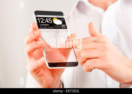 Smartphone (Phablet) mit einem transparenten Display in Menschenhand. Tatsächliche zukünftige innovative Konzeptideen und besten Technologien Menschlichkeit. Stockfoto