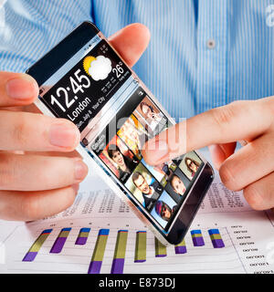 Smartphone (Phablet) mit einem transparenten Display in Menschenhand. Tatsächliche zukünftige innovative Konzeptideen und besten Technologien Menschlichkeit. Stockfoto