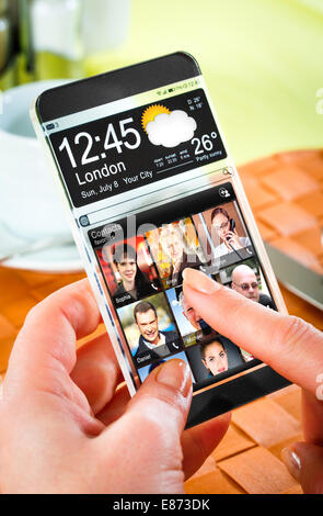 Smartphone (Phablet) mit einem transparenten Display in Menschenhand. Tatsächliche zukünftige innovative Konzeptideen und besten Technologien Menschlichkeit. Stockfoto