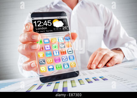 Smartphone (Phablet) mit einem transparenten Display in Menschenhand. Tatsächliche zukünftige innovative Konzeptideen und besten Technologien Menschlichkeit. Stockfoto