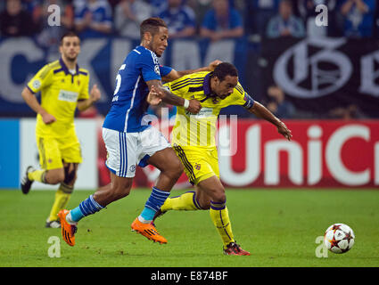 Schalke Dennis Aogo (C) und Maribor Tavares wetteifern um den Ball in der Champions League-Gruppe G-Fußballspiel zwischen FC Schalke 04 und NK Maribor Stadium Gelsenkirchen in Gelsenkirchen (Nordrhein-Westfalen), Deutschland, 30. September 2014. Foto: Bernd Thissen/dpa Stockfoto