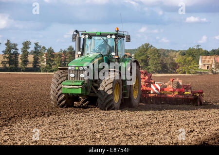 John Deere Traktor Pflügen Feld, Tschechische Republik Farmer Traktor Feldmaschinen Stockfoto