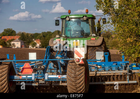 Herbstliche agrotechnische Arbeiten, Pflugfeld für Traktoren Tschechische Republik Landwirt landwirtschaftliche Maschinen Stockfoto