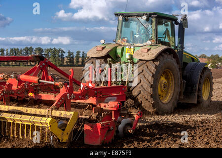 John Deere Traktorpflügerfeld, tschechischer Bauer Stockfoto