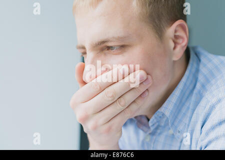 Ein Mann gähnt. Stockfoto