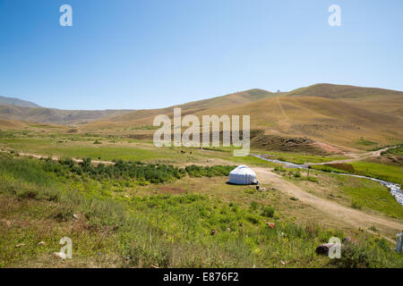 Kasachische Jurte in Assy plateau im Tien-Shan-Gebirge in Almaty, Kasachstan, Asien im Sommer. Natur von grünen Bäumen und See Stockfoto