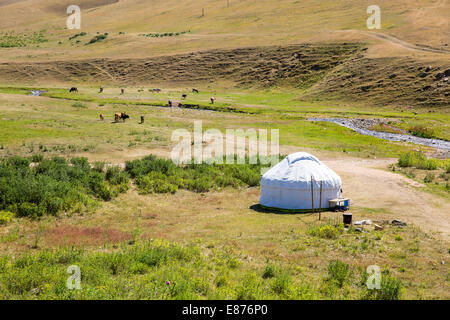 Kasachische Jurte in Assy plateau im Tien-Shan-Gebirge in Almaty, Kasachstan, Asien im Sommer. Natur von grünen Bäumen und See Stockfoto