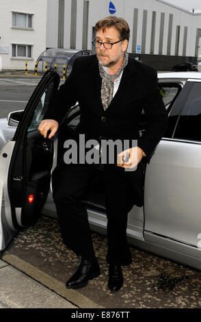 Russell Crowe kommt nach dem Besuch der 'Noah'-Film-Premiere mit Edinburgh Flughafen Edinburgh: Russell Crowe Where: Edinburgh, Vereinigtes Königreich bei: 29. März 2014 Stockfoto