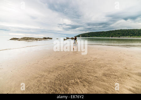 Touristen zu Fuß an der Küste von Bako Nationalpark, West Sarawak, Borneo, Malaysia. Stockfoto