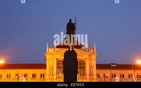 Zagreb-Statue von König Tomislav und Railway Station Kroatien Stockfoto