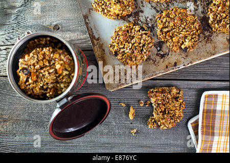 Herstellung von gesunden Haferflocken Cookies auf dem Holztisch Stockfoto