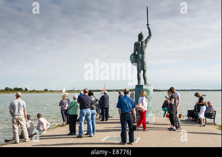 Menschen sammeln unter der Statue des Bryhtnoth auf der Promenade am Maldon am Fluss Blackwater in Essex. Stockfoto